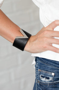 Paparazzi " Claws Out " Black LEATHER & Silver " V " Victory Snap Bracelet